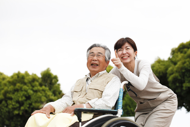 希望溢れる高齢者と介護職員