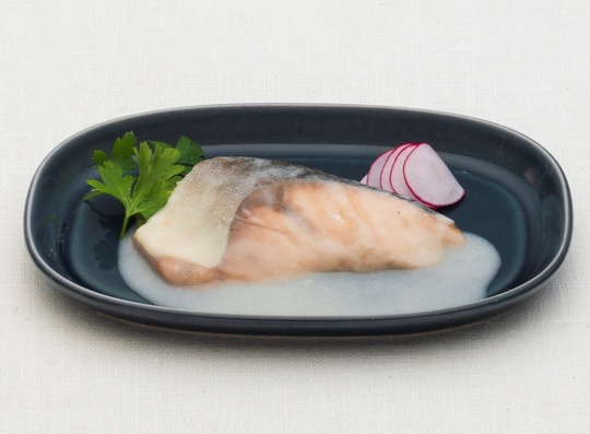 サーモンホワイトソース煮